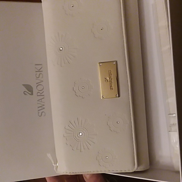 SOLD NEW Swarovski Crystal White Leather Travel Wallet/ Wristlet a Box - Picture 3 of 6